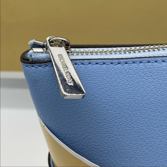 MICHAEL KORS CHARLOTTE LARGE TZ TOTE LIGHT SKY - Picture 9 of 16